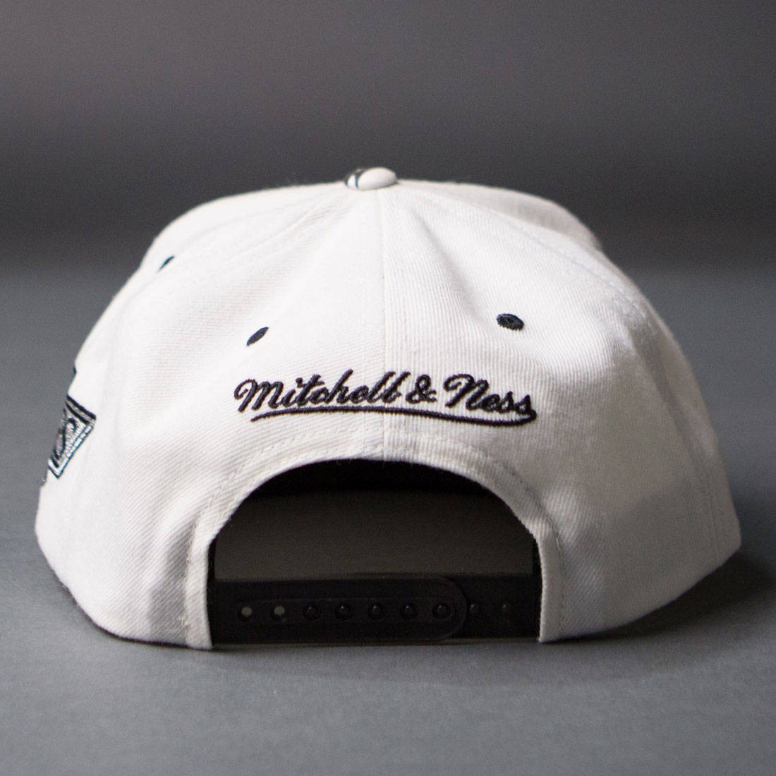 Los Angeles Kings Snapback Mitchell & Ness Sharktooth Cap Hat White Black