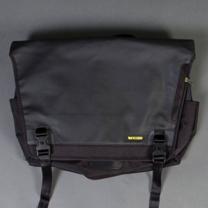 Incase Range Messenger Bag - Large (black / lumen)